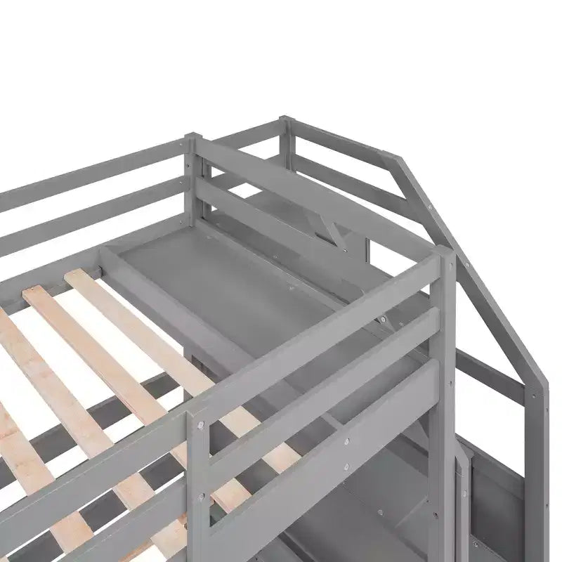 Lit superposé triple (deux lits jumeaux superposés et un lit jumeau supplémentaire) avec tiroirs, escalier de rangement et étagères intégrées