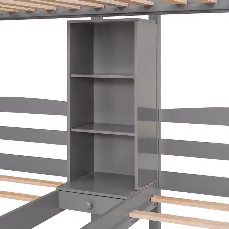 Lit superposé triple (deux lits jumeaux superposés et un lit jumeau supplémentaire) avec tiroirs, escalier de rangement et étagères intégrées