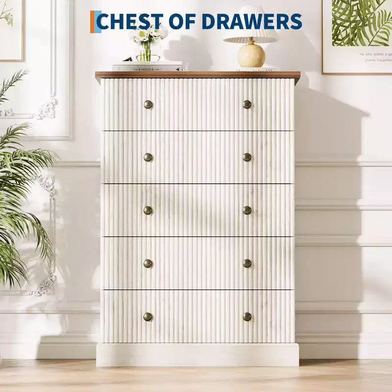 Commode à 5 tiroirs de 114 cm de haut – Commode en bois cannelé avec poignées en métal, rangement de chambre à coucher peu encombrant
