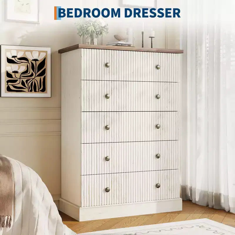 Commode à 5 tiroirs de 114 cm de haut – Commode en bois cannelé avec poignées en métal, rangement de chambre à coucher peu encombrant