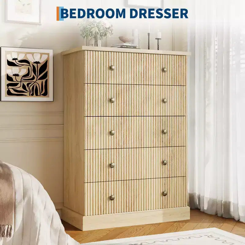 Commode à 5 tiroirs de 114 cm de haut – Commode en bois cannelé avec poignées en métal, rangement de chambre à coucher peu encombrant