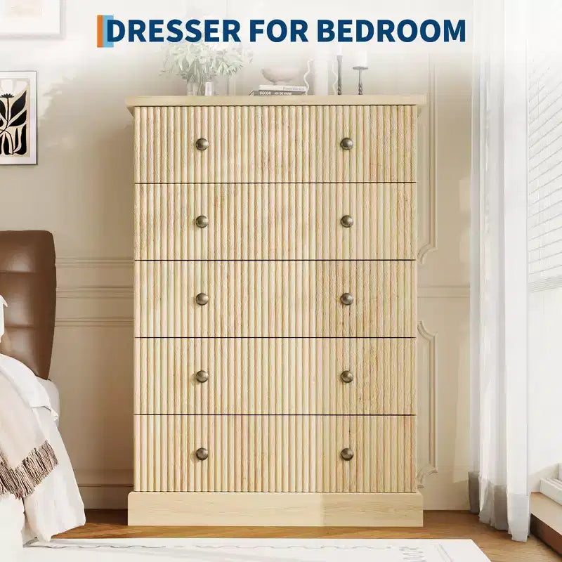 Commode à 5 tiroirs de 114 cm de haut – Commode en bois cannelé avec poignées en métal, rangement de chambre à coucher peu encombrant