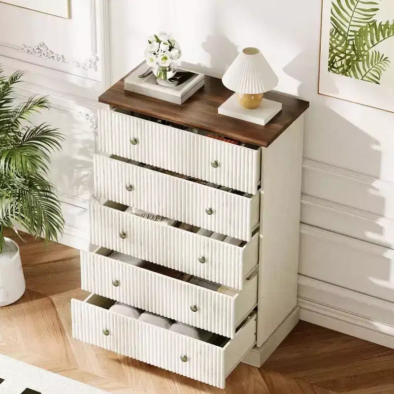 Commode à 5 tiroirs de 114 cm de haut – Commode en bois cannelé avec poignées en métal, rangement de chambre à coucher peu encombrant