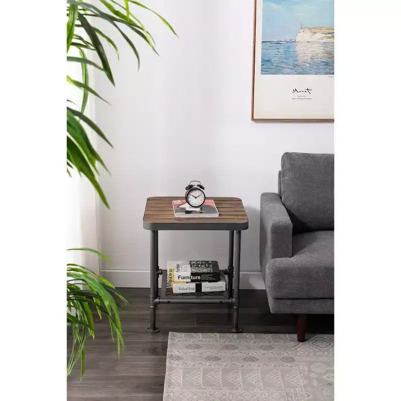 Table d'appoint industrielle Newport — Cadre en métal gris et plateau en bois de sapin naturel, 58,4 cm H