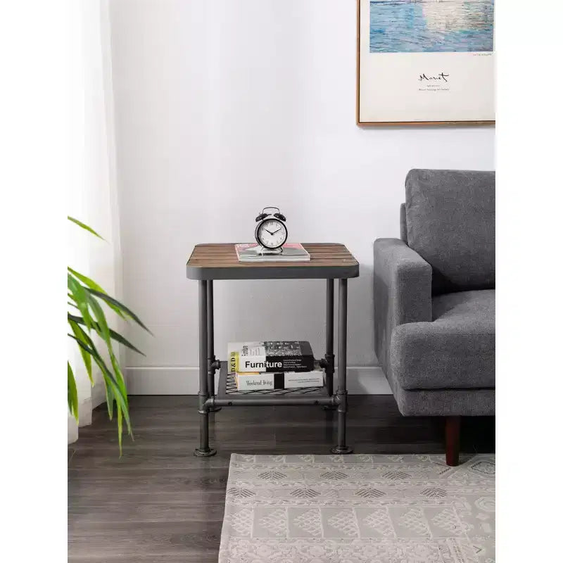 Table d'appoint industrielle Newport — Cadre en métal gris et plateau en bois de sapin naturel, 58,4 cm H