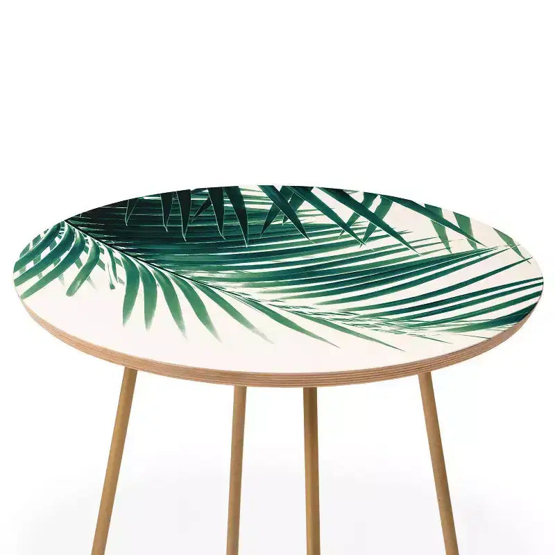 Table d'appoint ronde à motifs de feuilles de palmier — Dessus en bouleau de la Baltique, pieds en acier doré, 48 cm de diamètre